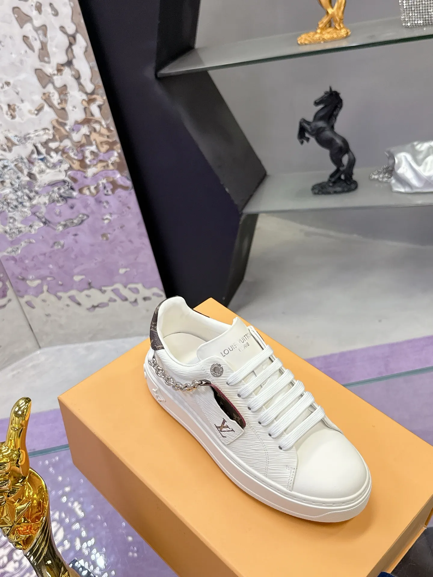 Factory price: 640💰 Louis Vuitton Louis Vuitton 25ss new style💗 Presbyopic chain sneakers, white shoes, many Internet celebrity fashion bloggers plant grass, simple shoe shape grid design, brand LOGO embossing, hardware buckle, presbyopic stitching, LV Circle rubber patch on the tongue with rich details 🌹 Original custom silk cowhide on the upper, water-dyed cowhide on the inside, one-piece molding process EVA feet 😄 Original open molded T men's shoes 💰U outsole LV white shoes series Size: 35-40